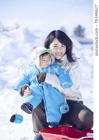 寶貝和媽媽喜歡在雪地裡玩耍 寶貝和媽媽喜歡在雪地裡玩耍 76346627
