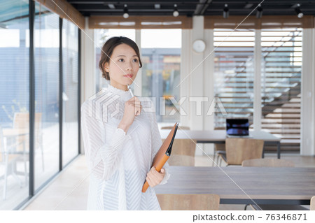 20 多歲的工作女性上半身 20 多歲的工作女性上半身 76346871