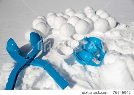 在雪地上玩雪球 76346942