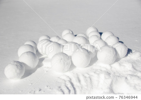 在雪地上玩雪球 76346944