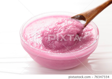 Beet-flavored salad dressing 76347334