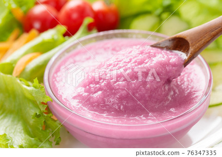 Beet-flavored salad dressing 76347335