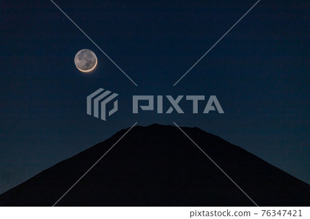 新月從圓野公園下沉在富士山上 76347421