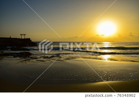 Sandy beach on the Shirahama coast illuminated by the rising sun 76348902