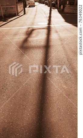 棕褐色調的世界（電線桿上長長的影子的風景） 76349022