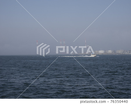 Osaka Port in the early morning when the morning mist spreads 76350440