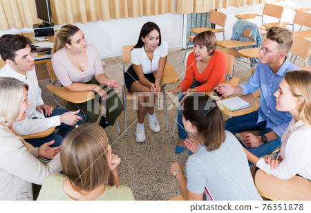 Student group discussing Student group discussing 76351878