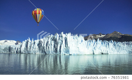 漂浮在巴塔哥尼亞地區佩里托莫雷諾冰川上的氣球 漂浮在巴塔哥尼亞地區佩里托莫雷諾冰川上的氣球 76351981