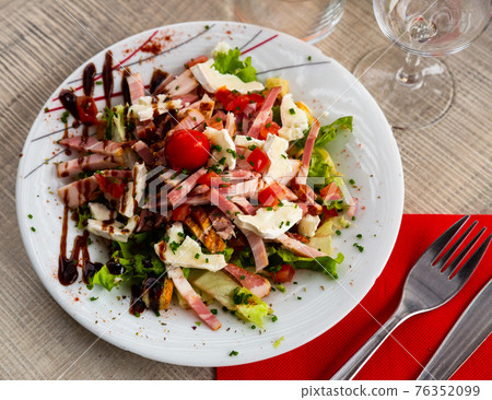 Tourangelle salad with bacon, cherry tomatoes and cheese Tourangelle salad with bacon, cherry tomatoes and cheese 76352099
