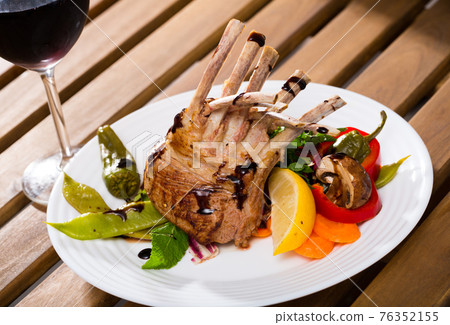 Roasted rectangle lamb rack Roasted rectangle lamb rack 76352155
