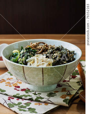 Bibimbap, Korean traditional food 76352163