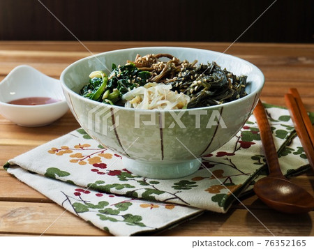 Bibimbap, Korean traditional food 76352165