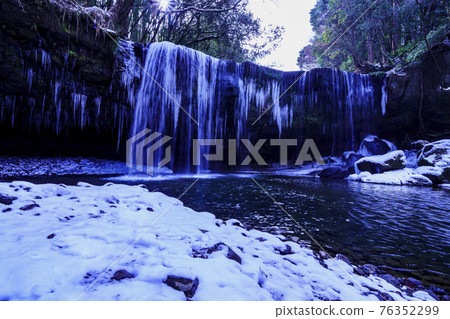 Freezing Nabegataki Falls in Oguni Town Freezing Nabegataki Falls in Oguni Town 76352299