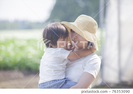 Family parent and child Family parent and child 76353090