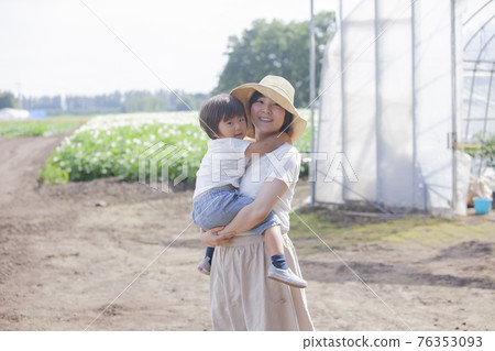 Family parent and child 76353093