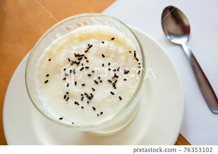 Tasty dessert white milk mousse Tasty dessert white milk mousse 76353102