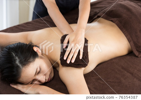 女人用毛巾擦背 76354387