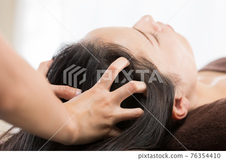 Head massage 76354410
