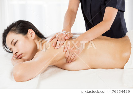 Back oil massage 76354439