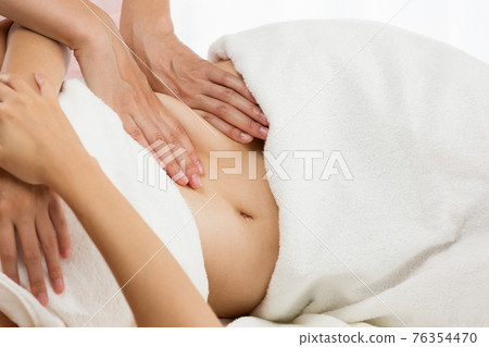 Tummy oil massage 76354470