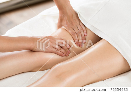 大腿油按摩 76354483