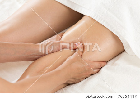 大腿油按摩 76354487