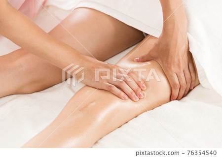 Thigh oil massage 76354540