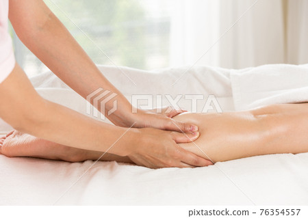 Calf massage 76354557