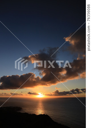 [USA] Hawaii Honolulu sunrise, beautiful sea and blue sky 76356086