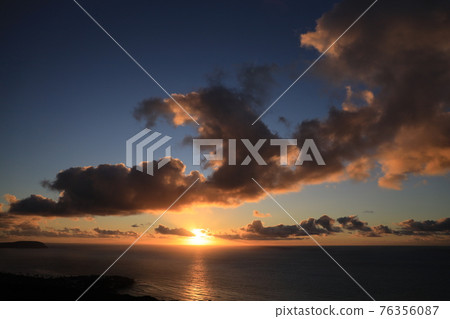 [USA] Hawaii Honolulu sunrise, beautiful sea and blue sky 76356087