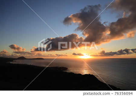 [USA] Hawaii Honolulu sunrise, beautiful sea and blue sky 76356094