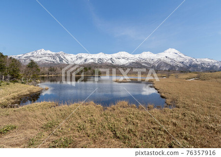 知床五湖和知床山脈 知床五湖和知床山脈 76357916