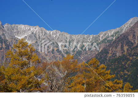秋天的上高地【彩色落葉松和穗高山脈】 秋天的上高地【彩色落葉松和穗高山脈】 76359855