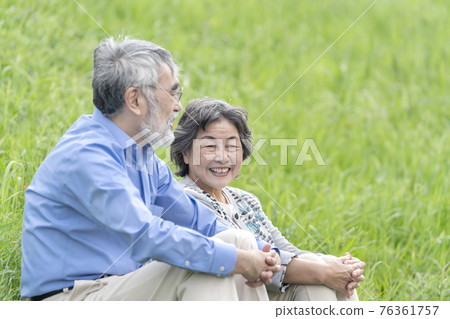 老夫婦坐在戶外聊天 老夫婦坐在戶外聊天 76361757
