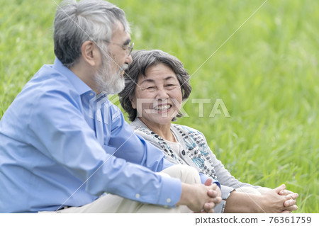 老夫婦坐在戶外聊天 老夫婦坐在戶外聊天 76361759