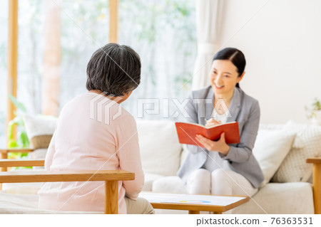 為高級女性工作的中產階級女商人 為高級女性工作的中產階級女商人 76363531