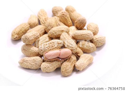 Boiled peanuts, boiled peanuts with shells, bright background 76364758