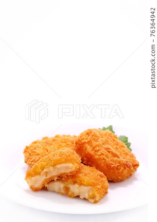 可樂餅橫截面配菜油炸食品明亮的背景 可樂餅橫截面配菜油炸食品明亮的背景 76364942