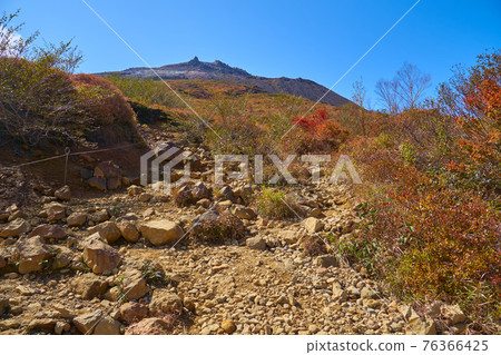 Mt. Chausu on the southwest side seen from the mountain trail (around 1600m) of Mt. Nasu, Tochigi Prefecture 76366425
