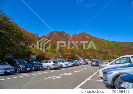 Looking toward Asahidake with colored leaves from the teahouse parking lot at Toge no Chaya in Nasu Town, Tochigi Prefecture 76366431