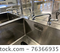 乾淨的廚房水槽 76366935