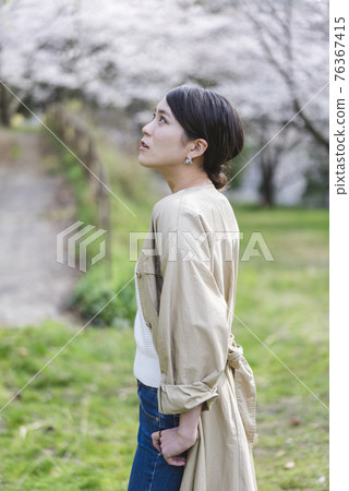 一個女人在自然中 76367415