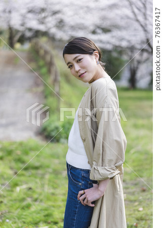 一個女人在自然中 76367417
