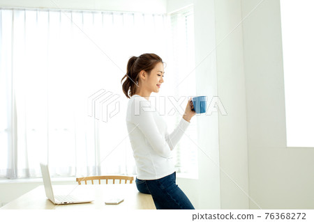 年輕女子，生活方式 76368272