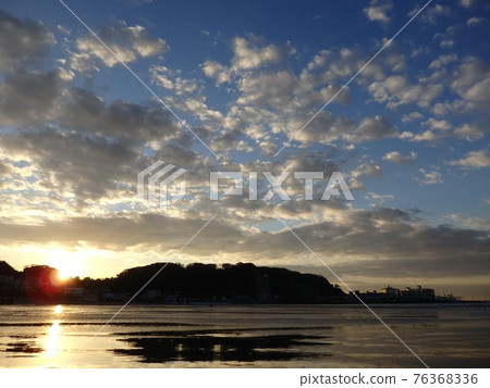 鎌倉 Zaimokuza 海岸的日出 76368336