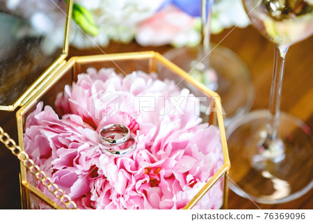 Wedding decor vintage glass square box with peony rose inside and wedding rings Wedding decor vintage glass square box with peony rose inside and wedding rings 76369096