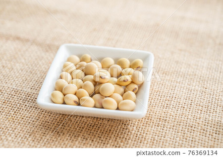 Green soybean seeds 76369134