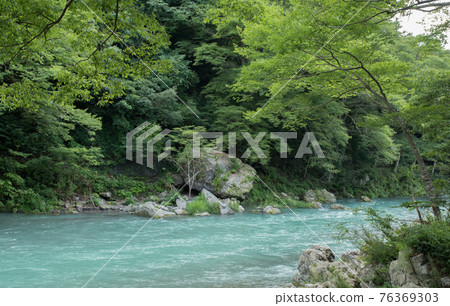 從東京青梅市禦岳峽谷旅遊路線附近的澤之井看到的多摩川 76369303