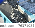 Put ready-mixed concrete from a mixer truck to a unicycle 76371025