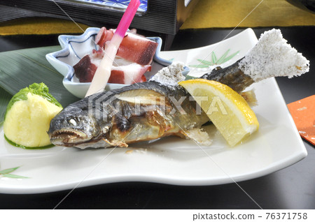 Japanese dish with grilled fish 76371758